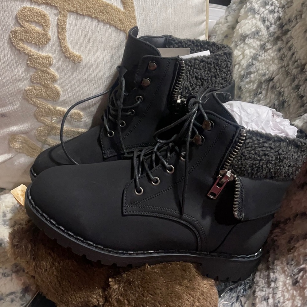 Black shoes size 8